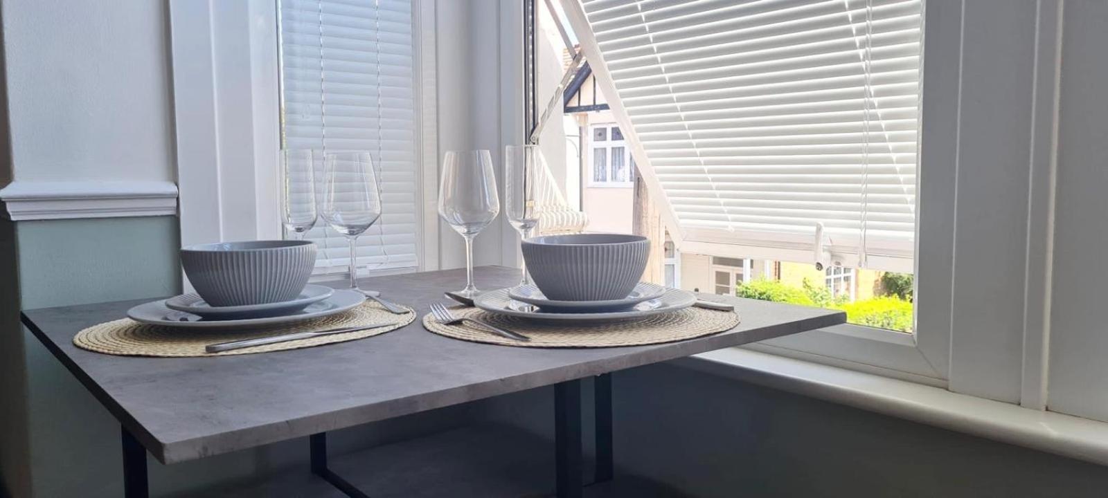 סאות'אנד און סי Westcliff-On-Sea Modern 2 Bedroom Apartment - Free Parking מראה חיצוני תמונה