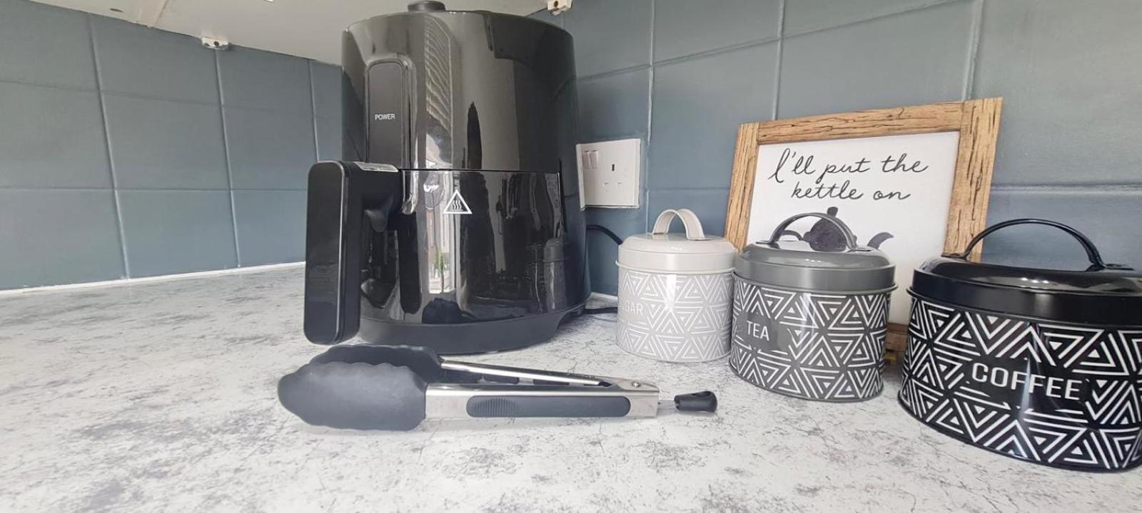סאות'אנד און סי Westcliff-On-Sea Modern 2 Bedroom Apartment - Free Parking מראה חיצוני תמונה